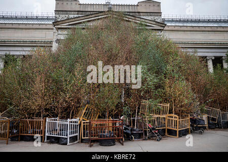 Un'arte-l'installazione 'autunno' dal moderno artista cinese cai guo-qiang all'ingresso del museo statale di belle arti Alexander Pushkin a Mosca Foto Stock