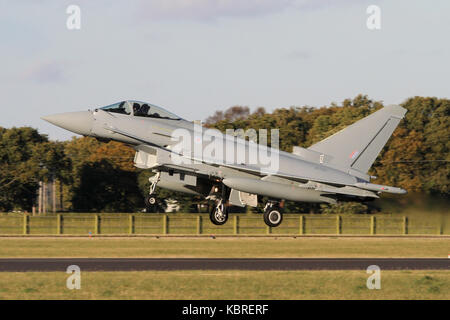 Nuovo di zecca Eurofighter Typhoon in atterraggio a RAF Coningsby su di esso il volo di consegna da parte di British Aerospace impianto di assemblaggio a Warton. Foto Stock