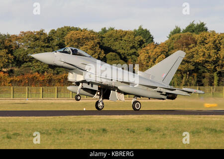 Nuovo di zecca Eurofighter Typhoon in atterraggio a RAF Coningsby su di esso il volo di consegna da parte di British Aerospace impianto di assemblaggio a Warton. Foto Stock