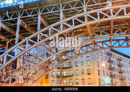 Elevata binari del treno presso il 125th Street Subway Station e Broadway a New York City. Foto Stock