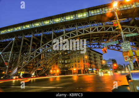 Elevata binari del treno presso il 125th Street Subway Station e Broadway a New York City. Foto Stock