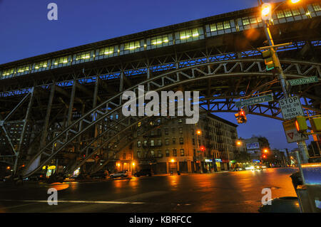 Elevata binari del treno presso il 125th Street Subway Station e Broadway a New York City. Foto Stock