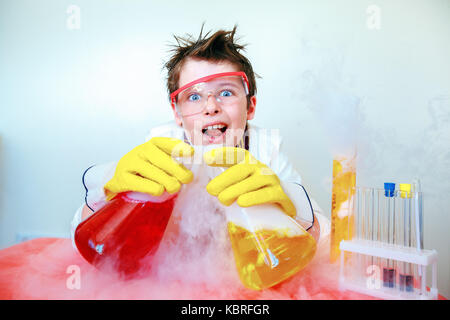 Lo scienziato pazzo effettuare esperimenti Foto Stock