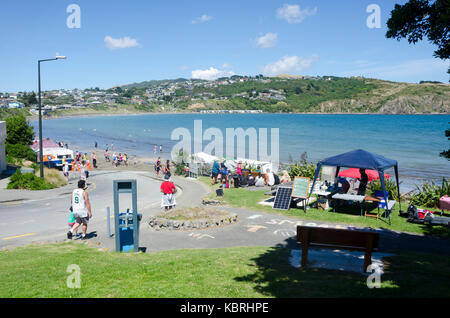 La gente a beach festival, Titahi Bay, Porirua, Wellington, Nuova Zelanda Foto Stock