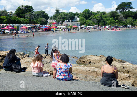 La gente a beach festival, Titahi Bay, Porirua, Wellington, Nuova Zelanda Foto Stock