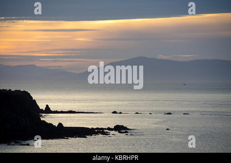 Disattivato il tramonto oltre lo stretto di Cook, Titahi Bay, Porirua, Wellington, Nuova Zelanda Foto Stock