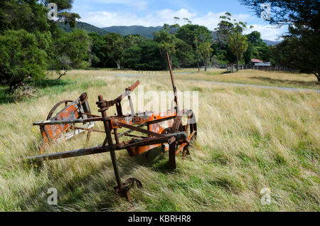 Vecchio, macchinari agricoli in campo, lago occidentale , Wairarapa, Isola del nord, Nuova Zelanda Foto Stock