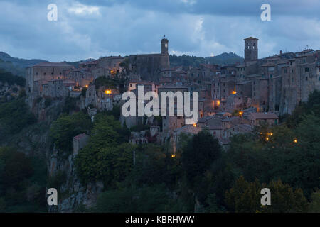 Paese di Sorano all'alba. sorano, provincia di Grosseto, Toscana, Italia, Europa Foto Stock