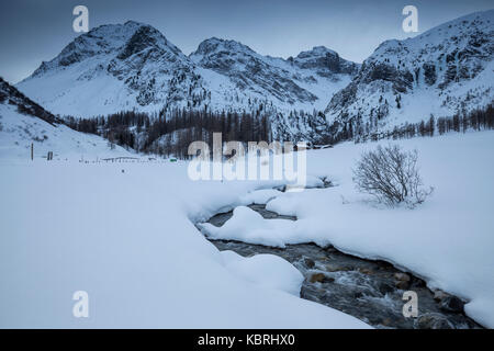 Vista del paesaggio invernale al di fuori del villaggio di sertig dorfli. sertigtal, dei Grigioni(canton Grigioni),prattigau(prattigovia)/Davos, in Svizzera, Foto Stock