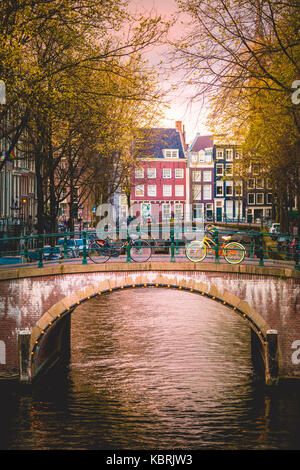 Canal incrocio sul Keizersgracht, Amsterdam, Paesi Bassi Foto Stock