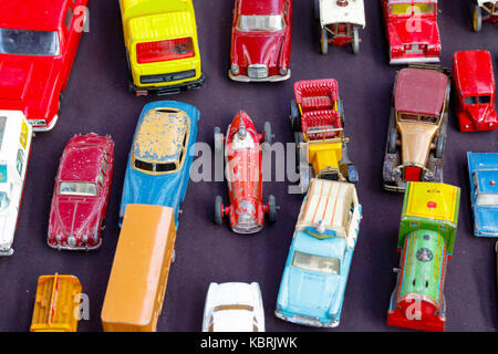 Vecchie automobili giocattolo visualizzato in un negozio di posta indesiderata in old Spitalfields Market di Londra Foto Stock