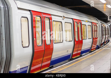 La metropolitana di londra carrozza del treno in attesa di discostarsi in corrispondenza della piattaforma Foto Stock