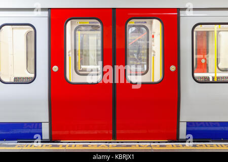 La metropolitana di londra carrozza del treno in attesa di discostarsi in corrispondenza della piattaforma Foto Stock