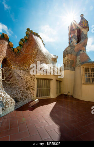 Barcellona, Spagna, casa batlo dettagli sul tetto, camino progettato da Antonio Gaudi Foto Stock