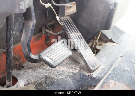 Freno e pedale dell'acceleratore del carrello elevatore a forche elettrico. Foto Stock