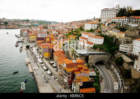 Vista di strade di ribeira vicino al fiume Douro a porto, Portogallo. Foto Stock