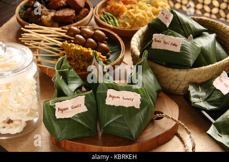 Angkringan Nasi Kucing. Popolare cibo di strada giavanese di piccole porzioni di piatto di riso con una varietà di contorni in stile lussuoso. Foto Stock