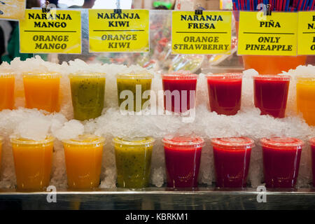 Fresche bevande e succhi di frutta per vendere nel mercato la Boqueria Foto Stock