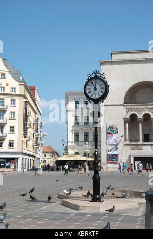 Timisora, Romania - 4 maggio: la piazza principale con la opera house di Timisoara, Romania il 4 maggio 2013. Foto Stock