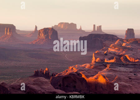 Utah - frontiera ariziona, panorama della valle monumento da un punto remoto di vista, noto come hunt mesa Foto Stock