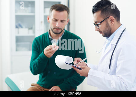 La prescrizione di pillole per il paziente Foto Stock