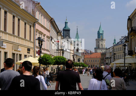 Persone stralling, Krakowskie Przemiescie, città vecchia, Lublin, Polonia Foto Stock