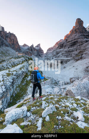 Rifugio Tuckett tra il gruppo delle Dolomiti di Brenta e alpinista di sunrise europa, italia, trentino, Vallesinella, RIFUGIO TUCKETT, dolomiti di brenta Foto Stock