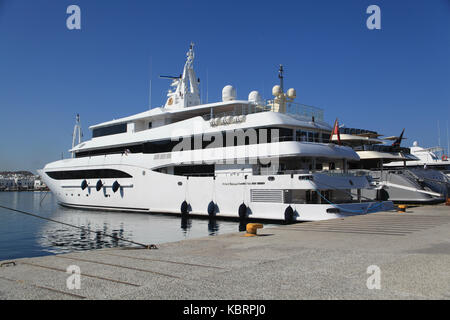 Luxury Yacht ormeggiati nel porto di Mykonos, Mykonos, Grecia Foto Stock