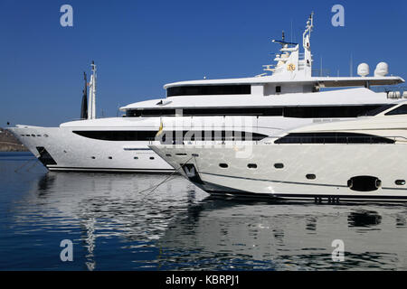 Luxury Yacht ormeggiati nel porto di Mykonos, Mykonos, Grecia Foto Stock