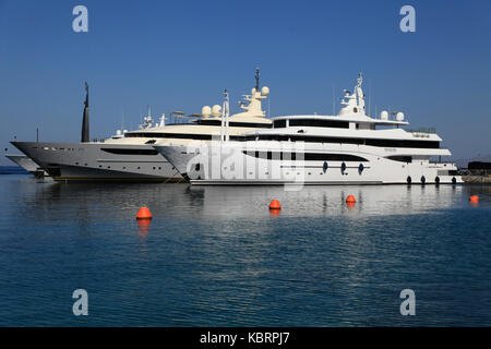 Luxury Yacht ormeggiati nel porto di Mykonos, Mykonos, Grecia Foto Stock