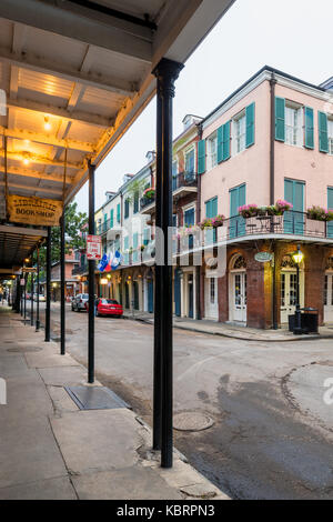 Street nel Quartiere Francese nel centro di New Orleans, in Louisiana, Stati Uniti, con i suoi tipici Balconi e ringhiere in ferro, caratteristico della zona Foto Stock