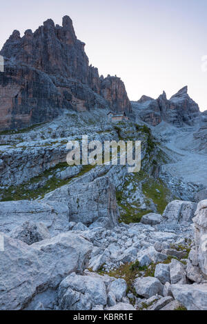 Rifugio Tuckett tra il gruppo delle dolomiti di brenta europa, italia, trentino, Vallesinella, RIFUGIO TUCKETT, dolomiti di brenta Foto Stock