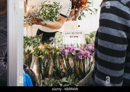 Fiori in vendita presso la Columbia Road Flower Market, un mercato di strada nella zona est di Londra che è aperto ogni domenica Foto Stock