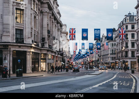 Vista di Regent Street, Londra al tramonto. La strada è decorata con bandiere di NFL per celebrare l'evento e quattro giochi di NFL ha giocato nella capitale nel 2017. Foto Stock