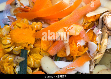 Cucina bucce di vegetali e di rifiuti per il compost Foto Stock