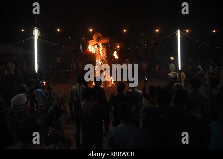 Alahabad, Uttar Pradesh, India. 30 settembre 2017. Allahabad: Devoto indù radunarsi vicino ad un effigie di Demon Ravan bruciare in occasione del festival di Dussehra in Allahabad il 30-09-2017. Photo by prabhat kumar verma Credit: Prabhat Kumar Verma/ZUMA Wire/Alamy Live News Foto Stock