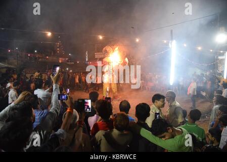 Alahabad, Uttar Pradesh, India. 30 settembre 2017. Allahabad: Devoto indù radunarsi vicino ad un effigie di Demon Ravan bruciare in occasione del festival di Dussehra in Allahabad il 30-09-2017. Photo by prabhat kumar verma Credit: Prabhat Kumar Verma/ZUMA Wire/Alamy Live News Foto Stock