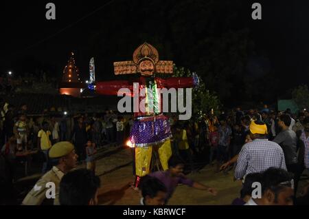 Alahabad, Uttar Pradesh, India. 30 settembre 2017. Allahabad: Devoto indù radunarsi vicino ad un effigie di Demon Ravan bruciare in occasione del festival di Dussehra in Allahabad il 30-09-2017. Photo by prabhat kumar verma Credit: Prabhat Kumar Verma/ZUMA Wire/Alamy Live News Foto Stock