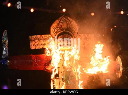 Alahabad, Uttar Pradesh, India. 30 settembre 2017. Allahabad: Devoto indù radunarsi vicino ad un effigie di Demon Ravan bruciare in occasione del festival di Dussehra in Allahabad il 30-09-2017. Photo by prabhat kumar verma Credit: Prabhat Kumar Verma/ZUMA Wire/Alamy Live News Foto Stock