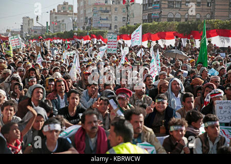 Houthi ribelli e i loro sostenitori prendere parte a una processione religiosa per contrassegnare il ashura, che commemora la morte di un nipote del profeta Muhammad il nono giorno del mese sacro di muharram in Sanaa, Yemen, 30 septemper 2017. foto: hani al-ANSI/dpa/dpa Foto Stock