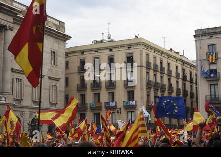 Un uomo che canta un flag di indipendenza dalla facciata di un edificio nella Plaza Sant jaume durante una manifestazione contro l'indipendenza in Catalogna, il 30 settembre 2017 a Barcellona. centinaia di persone, molti sventolando rosso e giallo le bandiere spagnole, raccolse in Barcellona in favore dello spagnolo unità oggi, il giorno prima di un bandito indipendenza referendum in Catalogna. Credito: gtres información más comuniación sulla linea, s.l./alamy live news Foto Stock