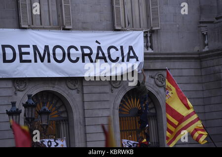 Un uomo che canta un flag di indipendenza dalla facciata di un edificio nella Plaza Sant jaume durante una manifestazione contro l'indipendenza in Catalogna, il 30 settembre 2017 a Barcellona. centinaia di persone, molti sventolando rosso e giallo le bandiere spagnole, raccolse in Barcellona in favore dello spagnolo unità oggi, il giorno prima di un bandito indipendenza referendum in Catalogna. Credito: gtres información más comuniación sulla linea, s.l./alamy live news Foto Stock