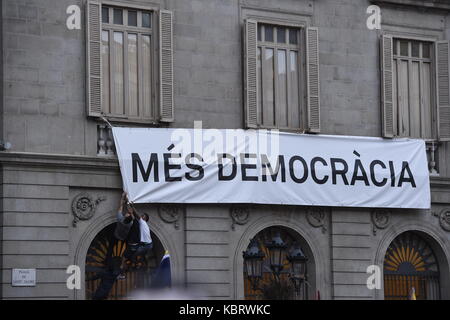 Un uomo che canta un flag di indipendenza dalla facciata di un edificio nella Plaza Sant jaume durante una manifestazione contro l'indipendenza in Catalogna, il 30 settembre 2017 a Barcellona. centinaia di persone, molti sventolando rosso e giallo le bandiere spagnole, raccolse in Barcellona in favore dello spagnolo unità oggi, il giorno prima di un bandito indipendenza referendum in Catalogna. Credito: gtres información más comuniación sulla linea, s.l./alamy live news Foto Stock