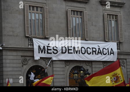 Un uomo che canta un flag di indipendenza dalla facciata di un edificio nella Plaza Sant jaume durante una manifestazione contro l'indipendenza in Catalogna, il 30 settembre 2017 a Barcellona. centinaia di persone, molti sventolando rosso e giallo le bandiere spagnole, raccolse in Barcellona in favore dello spagnolo unità oggi, il giorno prima di un bandito indipendenza referendum in Catalogna. Credito: gtres información más comuniación sulla linea, s.l./alamy live news Foto Stock