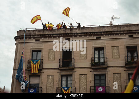 Barcellona, Spagna. Trentesimo Sep, 2017. anti-indipendenza onda di manifestanti le loro bandiere dopo salendo su un tetto e stabiliscono un pro-referendum banner nella parte anteriore della Generalitat de Catalunya, il governo regionale, in segno di protesta per l'unità della Spagna alla vigilia di un progetto di secessione referendum a ottobre1st. Spagna la Corte costituzionale ha sospeso il referendum catalano legge dopo che il governo centrale ha sfidato nei cortili credito: Matthias oesterle/alamy live news Foto Stock