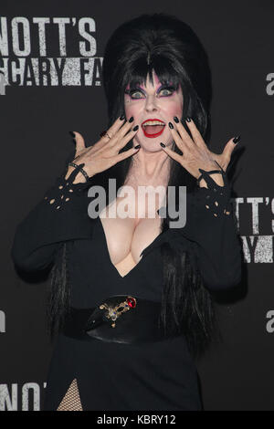 Buena Park, CA, Stati Uniti d'America. 29Sep, 2017. 29 settembre 2017 - Buena Park, California - Elvira. 2017 Knott's scary farm celebrity notte presso la fattoria delle bacche knott. Photo credit: f. sadou/admedia credito: f. sadou/admedia/zuma filo/alamy live news Foto Stock