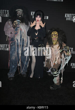 Buena Park, CA, Stati Uniti d'America. 29Sep, 2017. 29 settembre 2017 - Buena Park, California - Elvira. 2017 Knott's scary farm celebrity notte presso la fattoria delle bacche knott. Photo credit: f. sadou/admedia credito: f. sadou/admedia/zuma filo/alamy live news Foto Stock