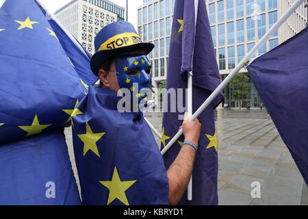 Manchester, Regno Unito. 30 Settembre, 2017. Un pro manifestante UE al di fuori della sede del Partito Tory Conference, Manchester, 30 settembre, 2017 (C)Barbara Cook/Alamy Live News Credito: Barbara Cook/Alamy Live News Foto Stock