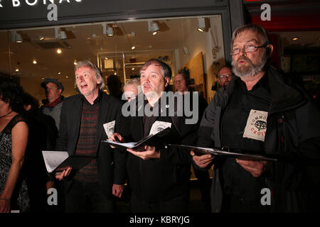 Manchester, Regno Unito. 30 Settembre, 2017. Coro cantanti in stazione dei treni di Piccadilly, Manchester, 30 settembre, 2017 (C)Barbara Cook/Alamy Live News Credito: Barbara Cook/Alamy Live News Foto Stock