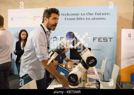 Firenze, Italia. 30 settembre, 2017. un braccio di un robot di Wired Next Fest 2017 in Palazzo Vecchio a Firenze, Italia. Credito: mario carovani/alamy live news. Foto Stock